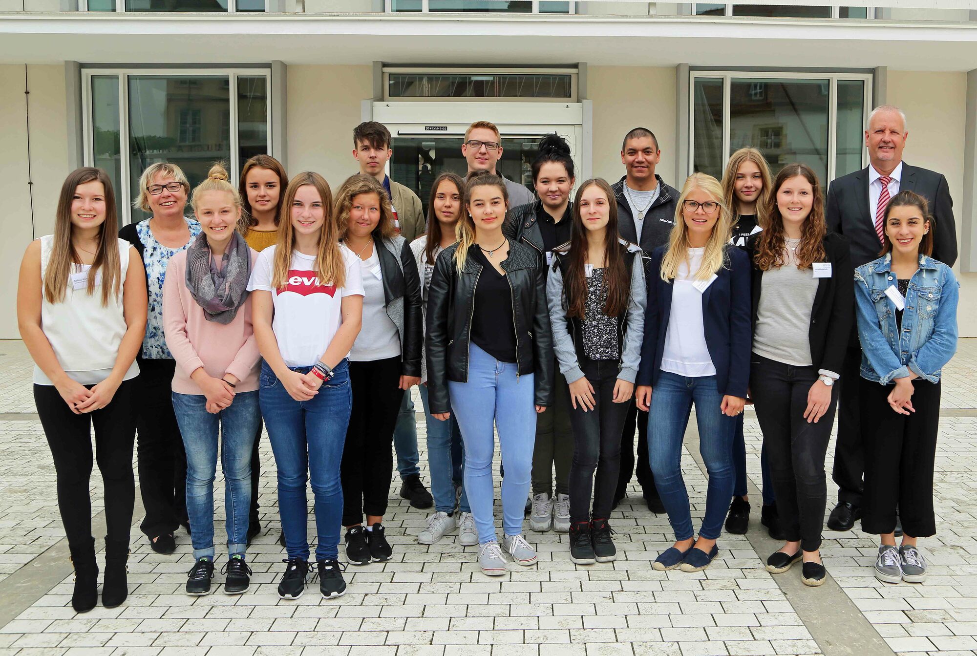 Personalleiter Lorey begrüßt die neuen Auszubildenden